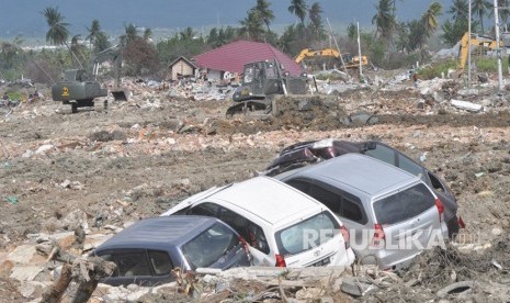 Alat berat membersihkan sisa bangunan dan meratakannya dengan tanah di area bekas gempa dan pencairan tanah (likuifaksi) di Kelurahan Petobo, Palu, Sulawesi Tengah, Rabu (31/10/2018). 