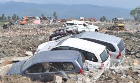 Alat berat membersihkan sisa bangunan dan meratakannya dengan tanah di area bekas gempa dan pencairan tanah (likuefaksi) di Kelurahan Petobo, Palu, Sulawesi Tengah, Rabu (31/10). 