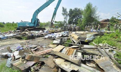 Alat berat membongkar bangunan semi permanen saat penertiban bangunan liar di Jalan Banten, Kecamtan Batununggal, Kota Bandung, Kamis (6/10). (Mahmud Muhyidin)