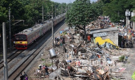 Alat berat membongkar permukiman warga di Rawajati, Jakarta, Kamis (1/9).