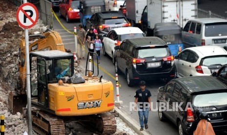 Alat berat membongkar trotoar di kawasan Tanah Abang, Jakarta, Selasa (5/9). 