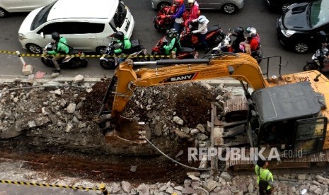 Alat berat membongkar trotoar di kawasan Tanah Abang, Jakarta, Selasa (5/9). 