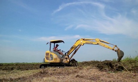 Alat berat membuka lahan untuk pertanian rawa.