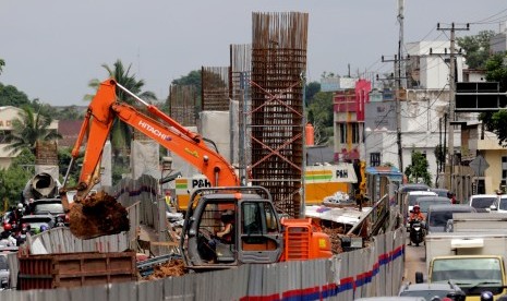 Alat berat memindahkan tanah di area proyek pembangunan proyek kereta api ringan / Light Rail Transit (LRT) di Jalan Kol H Barlian KM 6,5 Palembang, Sumatera Selatan, Jumat (12/2). 