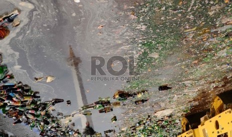 Alat berat memusnahkan ribuan botol minuman keras (miras) di Silang Monas, Jakarta, Selasa (7/7).  (Republika/Yasin Habibi)