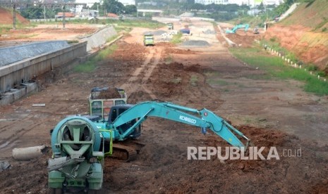 Alat berat mengerjakan proyek jalan tol. (ilustrasi)