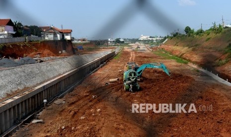 Alat berat mengerjakan proyek jalan Tol Cijago, Depok, Jawa Barat, Selasa (26/7).  (Republika/Wihdan)