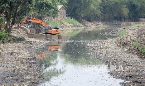 Alat berat mengeruk lumpur bercampur sampah di Sungai Citarum Lama, Kecamatan Bojongsoang, Kabupaten Bandung, Rabu (4/10).