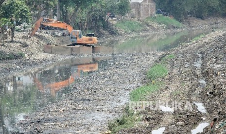 Alat berat mengeruk lumpur bercampur sampah di Sungai Citarum Lama, Kecamatan Bojongsoang, Kabupaten Bandung, Rabu (4/10). 