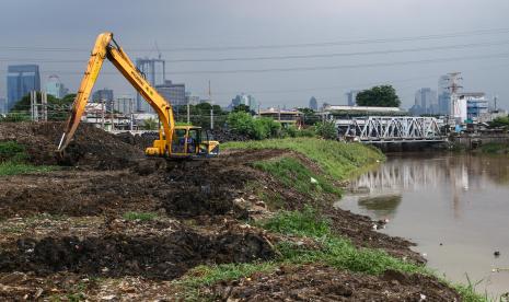 Alat berat mengeruk lumpur ilustrasi. Pemerintah Kota Jakarta Barat melakukan gerebek lumpur di Kali Sekretaris guna mengantisipasi banjir di kawasan Kebon Jeruk.