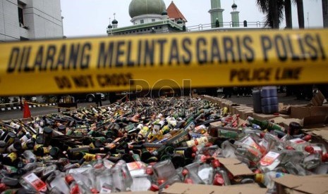  Alat berat menghancurkan ribuan minuman keras beralkohol di halaman Polres Jakarta Selatan, Jakarta, Senin (29/7). (Republika/ Yasin Habibi)