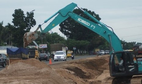 Alat berat menimbun tanah untuk jalur dua bypass Padang