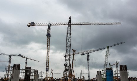 Alat berat menyelesaikan pembangunan konstruksi Bandara New Yogyakarta International Airport (NYIA) di Kulon Progo, DI Yogyakarta, Jumat (14/12/2018).