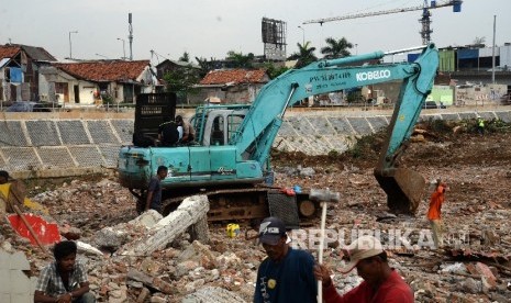   Alat berat sudah berada di lokasi penggusuran di kawasan Kampung Melayu Kecil, Bukit Duri, Jakarta, Selasa (27/9). 