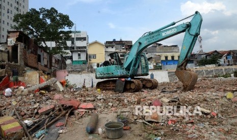   Alat berat sudah berada di lokasi penggusuran di kawasan Kampung Melayu Kecil, Bukit Duri, Jakarta, Selasa (27/9).