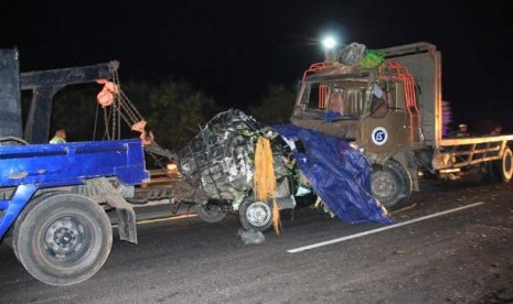 Alat derek milk PJR dan Jasa Marga Tol mengevakuasi mobil yang terlibat kecelakaan beruntun