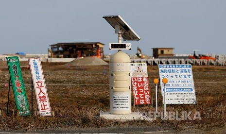 Alat pengukur radiasi radio aktif menunjukkan hasil pengkuran di area sekitar pembangkit listrik tenaga nuklir di Fukushima yang rusak karena tsunami.