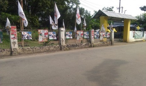 Alat Peraga Kampanye (APK) yang dipasang di areal makam daerah Jatimulya, Tambun Selatan, Kabupaten Bekasi