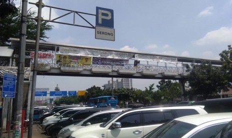 Alat peraga kampanye (APK) yang ditempel di Jembatan Penyeberangan Orang (JPO) Pasar Pramuka dan JPO Universitas Negeri Jakarta,  Jakarta Timur. 