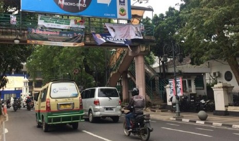 Alat peraga kampanye terpasang di sejumlah ruang publik di Kota Bandung, Selasa (5/3).