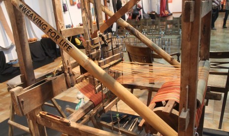 Alat tenun tradisional dihadirkan dalam pameran bertajuk 'Weaving for Life'