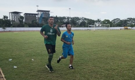 Alberto 'Beto' Goncalves (kiri) berlatih perdana di Sriwijaya FC, Kamis (4/1).