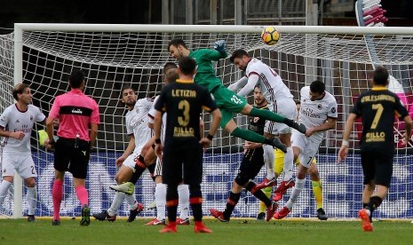 Alberto Brignoli (tengah) mencetak gol ke gawang AC Milan, Ahad (3/12).