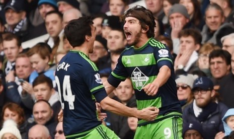 Alberto Paloschi (kanan) merayakan golnya ke gawang Tottenham Hotspur