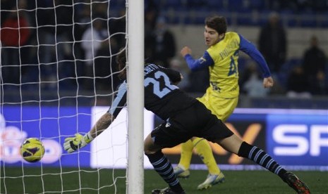 Alberto Paloschi (kanan), pemain Chievo Verona, menjebol gawang Lazio dalam laga Liga Italia di Roma, Italia, Sabtu (26/1). 