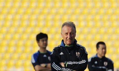 Alberto Zaccheroni (tengah) 