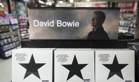 Album ke-25 David Bowie Blackstar tampak dijual di toko musik HMV di London, Inggris.