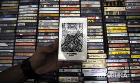 Album musik dalam format kaset pita pada acara The 90's Festival di Gambir Expo, Kemayoran, Jakarta, Sabtu (25/11). The 90's Festival merupakan ajang acara tahunan yang mengantar para pengunjung untuk merasakan nostalgia kembali ke era 90-an. 