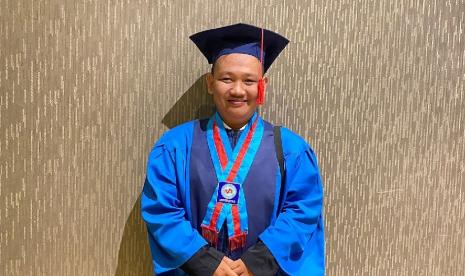 Aldi Mardian, salah satu mahasiswa Kampus digital Kreatif Universitas BSI (Bina Sarana Informatika) kampus Tasikmalaya. Setelah mengikuti pelantikan upacara wisuda ke-17 yang dilaksanakan di Ballroom Aquamarine, Hotel Aston Inn, Tasikmalaya, pada Selasa (14/11/2023), Aldi membagikan pengalamannya dalam mengikuti Program MBKM Kampus Mengajar.