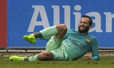 Aleix Vidal meringis kesakitan saat menderita cedera pergelangan kaki melawan Alaves, Sabtu (11/1).