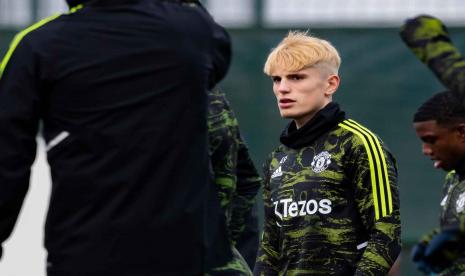 Alejandro Garnacho dengan warna rambut baru, ikut latihan MU jelang melawan Barcelona, Jumat (24/2/2023). 