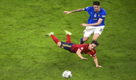 Alessandro Bastoni (atas) dari Italia beraksi melawan Gavi (depan) dari Spanyol selama pertandingan sepak bola semi final UEFA Nations League antara Italia dan Spanyol di Milan, Italia, 06 Oktober 2021