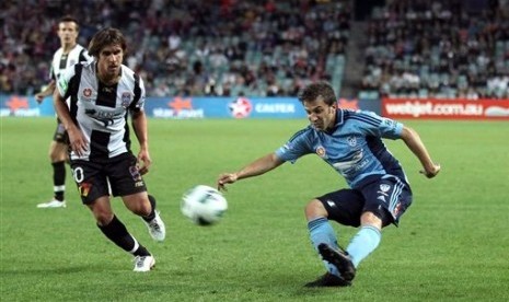 Alessandro Del Piero (kanan) memberikan umpan kepada rekannya dalam pertandingan melawan Newcastle Jet di Liga-A Australia, Sabtu (13/10).