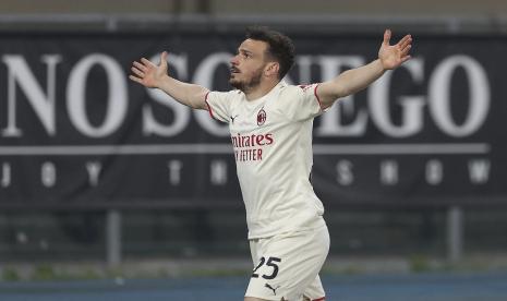 Alessandro Florenzi dari AC Milan merayakan gol 1-3 selama pertandingan sepak bola Serie A antara Hellas Verona dan AC Milan di Stadion Marcantonio Bentegodi, Verona, Italia, Ahad, 8 Mei 2022.