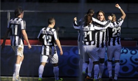 Alessandro Matri (dua kanan), pemain Juventus, merayakan golnya bersama rekan setim usai menjebol gawang Chievo Verona di laga Seri A Italia di Stadion Bentegodi, Verona, Ahad (3/3). 