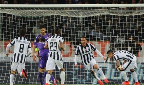 Alessandro Matri (kedua dari kanan) saat menjebol gawang Fiorentina di semifinal Coppa Italia.