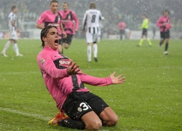 Alessandro Matri, pemain Juventus, melampiaskan emosinya usai menjebol jala Udinese di laga Seri A Italia di Turin pada Sabtu (28/1). 