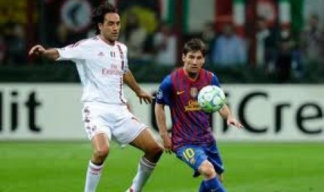 Alessandro Nesta saat mencoba menjegal Lionel Messi.