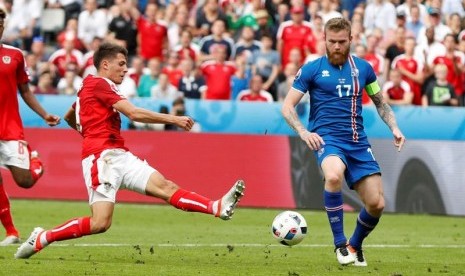 Alessandro Schoepf (kiri) mencetak gol ke gawang Islandia.