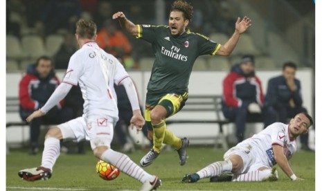 Alessio Cerci (tengah) diganjal pemain Carpi.