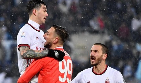 Alessio Romagnoli (kiri) tanpa ekspresi berlebihan saat menjadi pahlawan kemenangan AC Milan atas Lazio pada semifinal Coppa Italia.