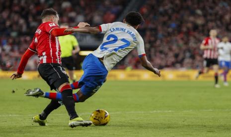 Alex Berenguer (Kiri) dari Athletic Bilbao berduel dengan pemain Barcelona Lamine Yamal dalam pertandingan La Liga Spanyol di Bilbao, Basque Country, Spanyol, Senin (4/3/2024) dini hari WIB. Kedua tim bermain imbang 0-0.