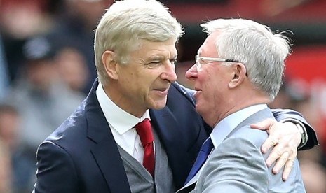 Alex Ferguson (kanan) memeluk Arsene Wenger. Film Arsene Wenger: Invicible yang akan rilis pada 11 November juga membahas rivalitas Wenger dengan mantan pelatih Manchester United Sir Alex Ferguson.