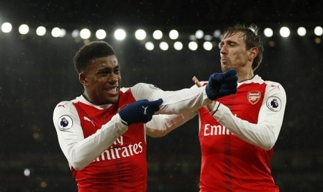 Alex Iwobi (kiri) berselebrasi usai menciptakan gol ke gawang Crystal Palace.