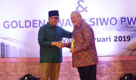 Alex Noerdin. Gubernur Sumatra Selatan (Sumsel) 2013–2018 (kanan) menerima Golden Award yang diserahkan Menteri Pemuda dan Olahraga (Menpora) Imam Nahrawi pada Malam Anugerah Olahraga Siwo PWI Pusat 2019 di Gedung Grahadi, Surabaya, Jumat (8/2) malam.