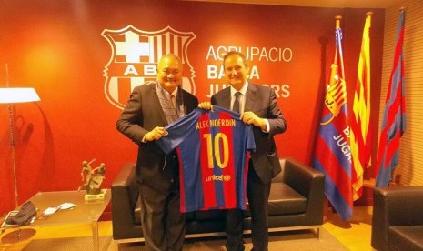 Alex Noerdin, Pembina Sriwijaya FC, menerima jersey FC Barcelona nomor punggung 10 dari Petinggi Klub di Spanyol.